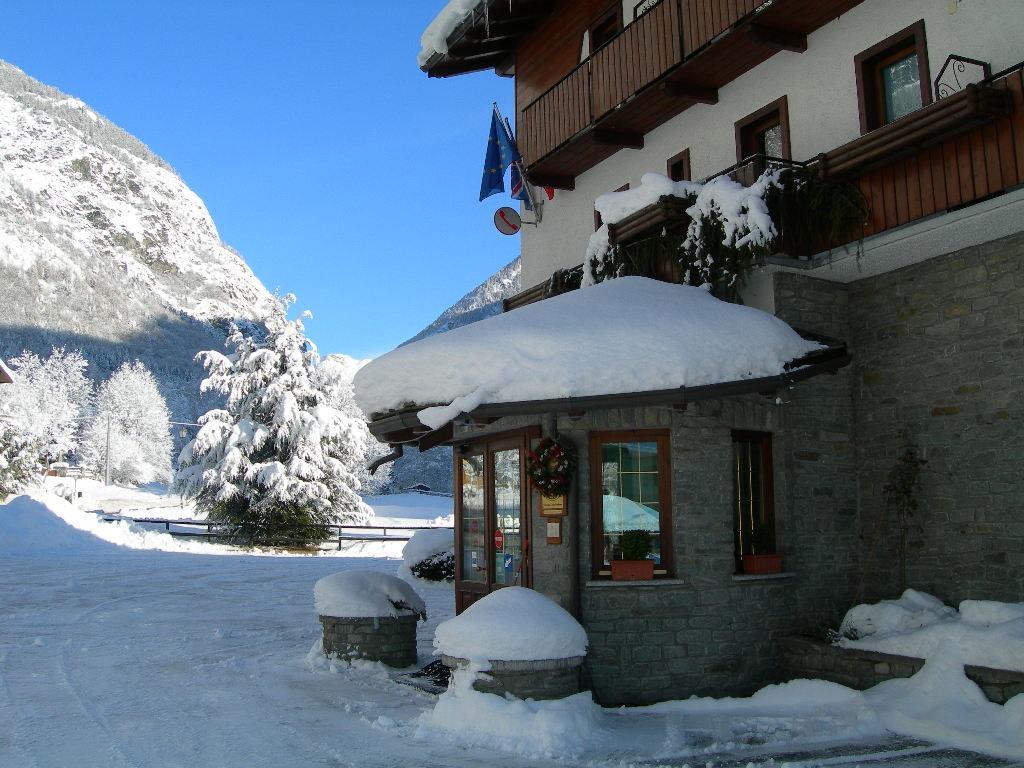 Hotel Des Roses Antey-Saint-André Exteriér fotografie